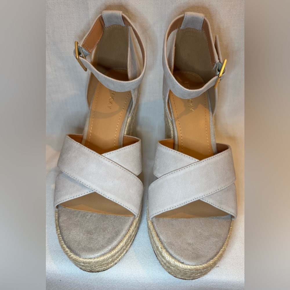 NIB Lisa and Vicky Gemi Platform Sandals Lt Grey Suede